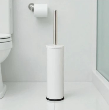 Porte-balayette WC blanc avec poignée en acier inoxydable dans une salle de bain moderne.